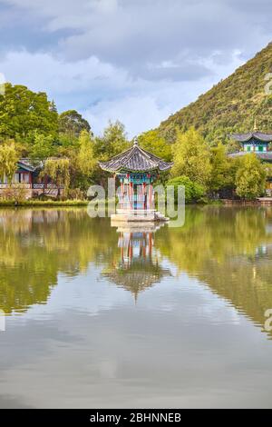 Pool des schwarzen Drachen im Jade Spring Park, Lijiang, China. Stockfoto