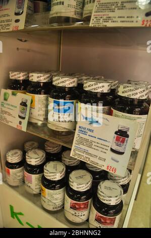 Hongkong - 8. Juni 2013: Haiapillen Medizin, ausgestellt in einem traditionellen chinesischen Medizingeschäft. Hongkong Stockfoto