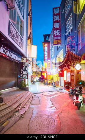 Lijiang, China - 27. September 2017: Straße von Lijiang touristischen Bereich durch Werbung Schilder mit chinesischen Schriftzeichen in der Nacht beleuchtet. Stockfoto
