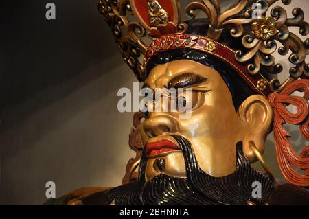 Statue des Gottesgesichts am Eingang des Tempels in der Seite des Klosters Po Lin. Lantau Island, Hongkong Stockfoto