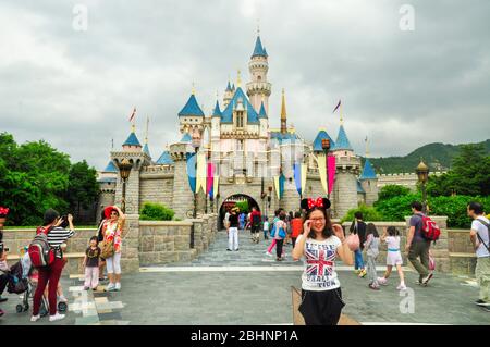 Lantau Island / Hongkong - Juni 13 2013: Touristen auf einer Straße in Hong Kong Disneyland Stockfoto