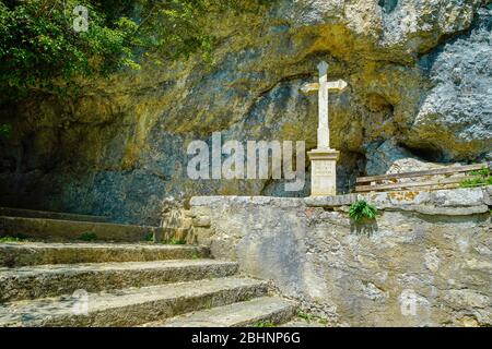 Überqueren Sie die Eremitage Saint Ursanne. Kanton Jura, Schweiz. St. Ursicinus (irischer Einsiedlermönch) lebte im 6. Jahrhundert in einer Kalksteinhöhle. Stockfoto