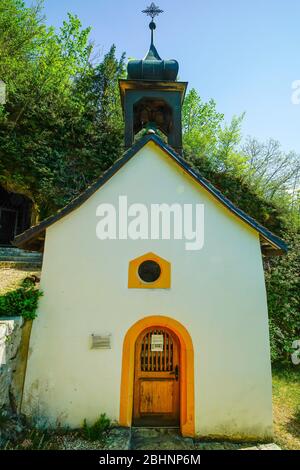 Kapelle der Eremitage Saint Ursanne. Der Legende nach lebte im 6. Jahrhundert der heilige Ursicinus (irischer Einsiedlermönch) in einer Kalksteinhöhle. St. Ursan Stockfoto