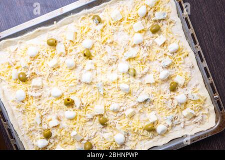 Große Pizza oder Flammkuchen zum Backen von oben Stockfoto