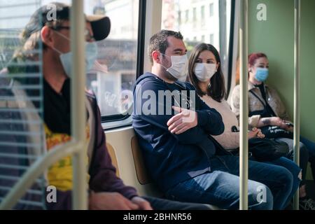 Hannover, Deutschland. April 2020. Jannis und Anastasia (M) tragen einen Mundschutz in der Straßenbahn. Seit Montag sind in Niedersachsen Masken für öffentliche Verkehrsmittel und Geschäfte Pflicht. Kredit: Ole Spata/dpa/Alamy Live News Stockfoto