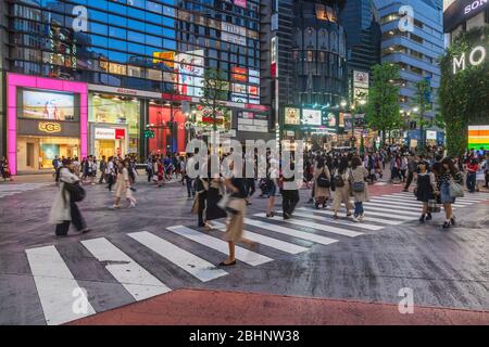 Tokio, Japan: Schrein St / Koen Dori Kreuzung Stockfoto