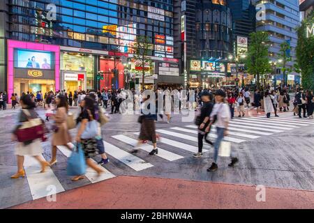 Tokio, Japan: Schrein St / Koen Dori Kreuzung Stockfoto