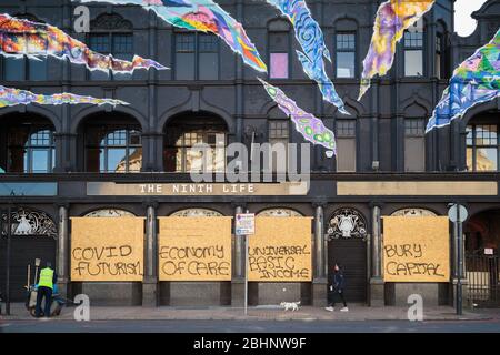 Politische Graffiti über die Coronavirus-Pandemie an den vernagelten Fenstern eines Pubs in Catford, Südosten Londons Stockfoto