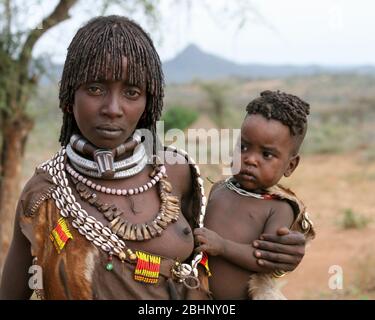 Hamer TribeFrau hält ihr Baby. Fotografiert im Omo River Valley, Äthiopien Stockfoto