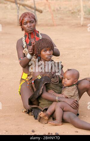 Porträt einer Hamer Tribefrau. Das Haar ist mit Ockerschlamm und tierischem Fett überzogen. Fotografiert im Omo River Valley, Äthiopien Stockfoto