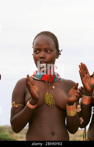 Hamar Frauen tanzen bei einer Bull Jumping Ceremony, Dimeka, Omo Valley, Äthiopien Stockfoto