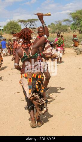 Hamar Frauen tanzen bei einer Bull Jumping Ceremony, Dimeka, Omo Valley, Äthiopien Stockfoto