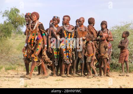 Hamar Frauen tanzen bei einer Bull Jumping Ceremony, Dimeka, Omo Valley, Äthiopien Stockfoto