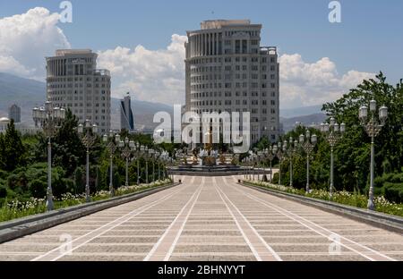 Asjchabad, Turkmenistan - 1. Juni 2019: Die weiße und marmorne Stadt Asjchabad mit großen Gebäuden und Wahrzeichen und Parks in Turkmenistan. Stockfoto