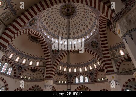 Ashgabat, Turkmenistan - 1. Juni 2019: Innenraum der Ertugrul Gazi Moschee, Innenhof, in der weißen und Marmorstadt Asjcabad mit großen Gebäuden Stockfoto