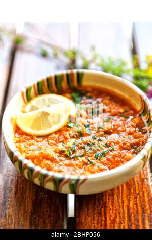 Fischeintopf in einer rustikalen Schüssel Stockfoto