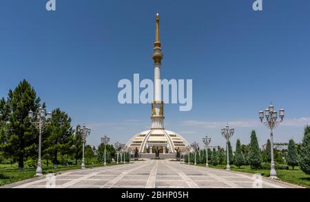 Asjchabad, Turkmenistan - 1. Juni 2019: Die weiße und Marmorstadt Asjchabad mit Unabhängigkeitsdenkmal in Turkmenistan. Stockfoto