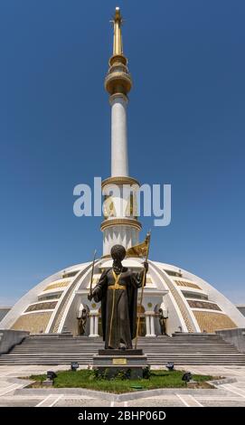 Asjchabad, Turkmenistan - 1. Juni 2019: Die weiße und Marmorstadt Asjchabad mit Unabhängigkeitsdenkmal in Turkmenistan. Stockfoto