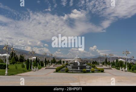 Asjchabad, Turkmenistan - 1. Juni 2019: Die weiße und marmorne Stadt Asjchabad mit großen Gebäuden und Wahrzeichen und Parks in Turkmenistan. Stockfoto