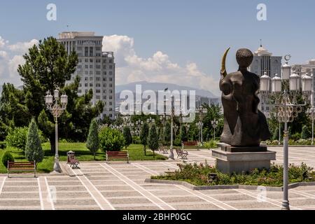 Asjchabad, Turkmenistan - 1. Juni 2019: Die weiße und marmorne Stadt Asjchabad mit großen Gebäuden und Wahrzeichen und Parks in Turkmenistan. Stockfoto