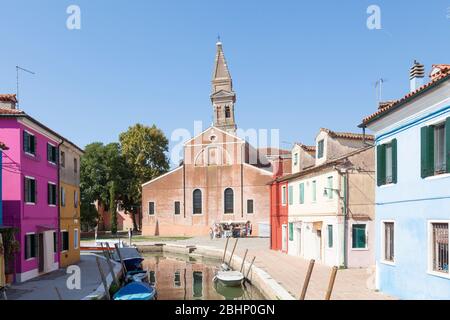 Burano Island, Venedig, Venetien, italien und der schiefe Glockenturm der San Martino Kirche mit bunten Häusern und Kanal Stockfoto