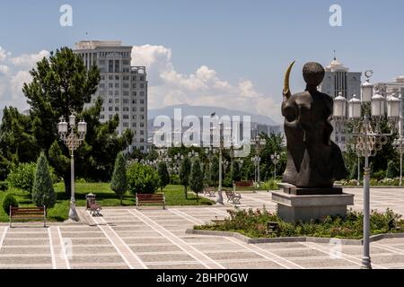 Asjchabad, Turkmenistan - 1. Juni 2019: Die weiße und marmorne Stadt Asjchabad mit großen Gebäuden und Wahrzeichen und Parks in Turkmenistan. Stockfoto