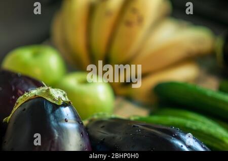 Obst und Gemüse (Bananen und Auberginen) werden gewaschen und desinfiziert, bevor sie das Haus betreten. Diese hygienische Praxis wurde weltweit umgesetzt Stockfoto