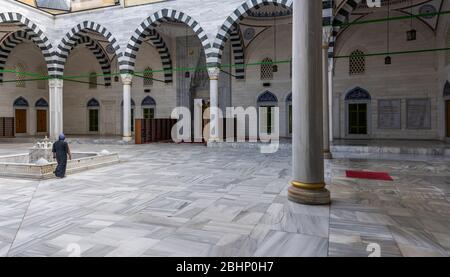 Ashgabat, Turkmenistan - 1. Juni 2019: Die Ertugrul Gazi Moschee, Innenhof, in der weißen und Marmorstadt Asjcabad mit großen Gebäuden und Landmar Stockfoto