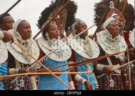 Ein Chor der Maasai, der in traditioneller Kleidung gekleidet ist und ihren kulturellen Schmuck trägt Stockfoto