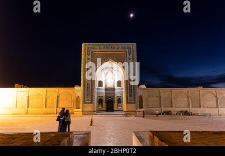 Buchara, Usbekistan - 7. Juni 2019: Abend mit Menschen auf dem Platz der Kalan Moschee in der Altstadt von Buchara in Usbekistan. Stockfoto