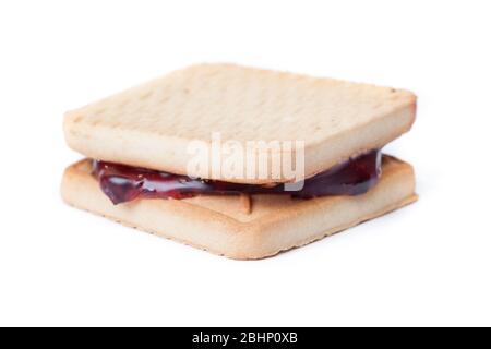 Selbstgemachte quadratische Plätzchen mit Marmelade isoliert auf weißem Hintergrund Stockfoto