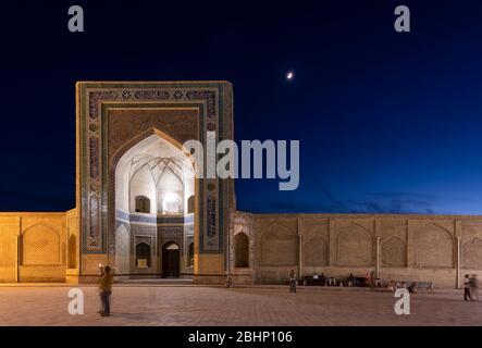 Buchara, Usbekistan - 7. Juni 2019: Abend mit Menschen auf dem Platz der Kalan Moschee in der Altstadt von Buchara in Usbekistan. Stockfoto