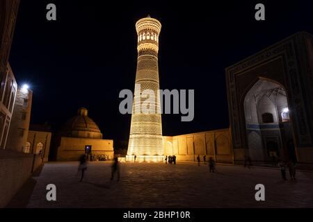 Buchara, Usbekistan - 7. Juni 2019: Abend mit den Menschen auf dem Platz in der Altstadt von Buchara mit dem Kalyan Minarett in Usbekistan. Stockfoto