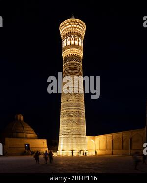 Buchara, Usbekistan - 7. Juni 2019: Abend mit den Menschen auf dem Platz in der Altstadt von Buchara mit dem Kalyan Minarett in Usbekistan. Stockfoto