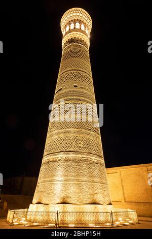 Buchara, Usbekistan - 7. Juni 2019: Abend mit den Menschen auf dem Platz in der Altstadt von Buchara mit dem Kalyan Minarett in Usbekistan. Stockfoto