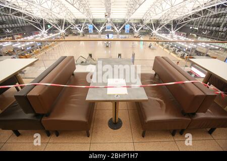 Hamburg, Deutschland. April 2020. Tische und Bänke mit Flatterband sind im Restaurantbereich des fast menschenleeren Terminals 1 am Hamburg Airport zu sehen. Aufgrund der Corona-Krise gibt es im Moment kaum Flugverbindungen, der Restaurantbereich musste schließen. Kredit: Bodo Marks/dpa/Bodo Marks/dpa/Alamy Live News Stockfoto