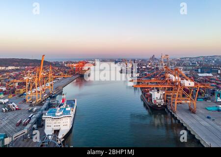 03.04.2020 Gdynia Logistik und Transport von Containern. Frachtschiff mit Kranbrücke. Import, Export Industrie Luftaufnahme von Drohne, von oben Stockfoto