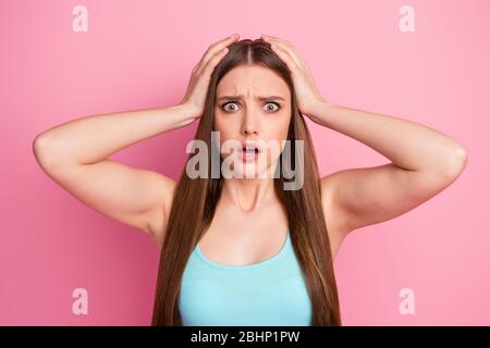 Close-up Porträt von ihr sie schön attraktiv schön hübsch charmant besorgt gerade behaarte Mädchen Haarausfall Katastrophe Schaden omg isoliert über rosa Stockfoto