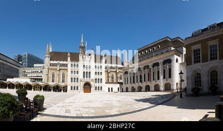 Panorama / Panoramablick auf die Guildhall Great Hall, Zentrum; Aldermens Court / Westflügel (L); Kunstgalerie (R). City of London UK. Auf dem Boden folgt eine 80 m breite gebogene Linie aus dunklem Stein dem Rand des ursprünglichen römischen Amphitheaters. (118) Stockfoto