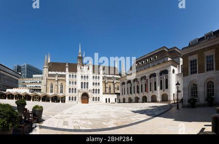 Panorama / Panoramablick auf die Guildhall Great Hall, Zentrum; Aldermens Court / Westflügel (L); Kunstgalerie (R). City of London UK. Auf dem Boden folgt eine 80 m breite gebogene Linie aus dunklem Stein dem Rand des ursprünglichen römischen Amphitheaters. (118) Stockfoto