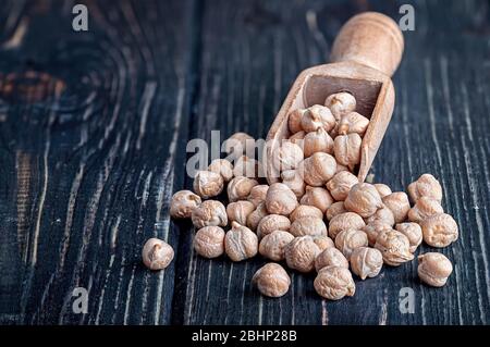 Kichererbsen in einer Schaufel trocknen Stockfoto