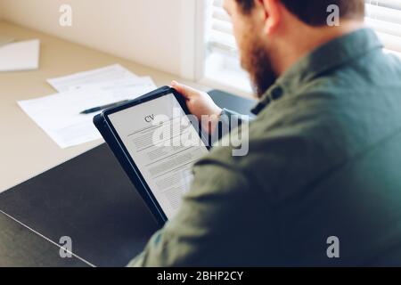 American Geschäftsmann schreiben elektronischen lebenslauf auf Tablet. Stockfoto