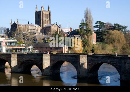 River Wye, Hereford Old Bridge und Cathedral, Hereford, Herefordshire. Stockfoto