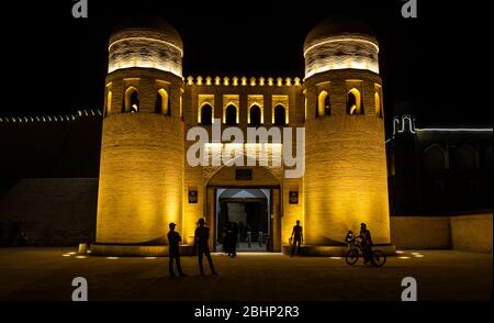 Chiwa, Usbekistan - 5. Juni 2019: Abend am Westtor mit Türmen in Itchan Kala mit Menschen in der Altstadt von Chiwa in Usbekistan. Stockfoto