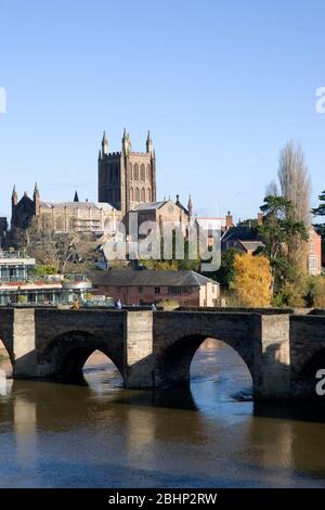 River Wye, Hereford Old Bridge und Cathedral, Hereford, Herefordshire. Stockfoto