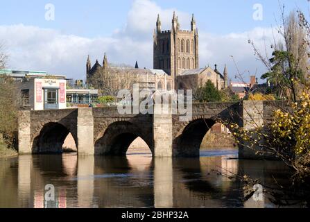 River Wye, Hereford Old Bridge und Cathedral, Hereford, Herefordshire. Stockfoto