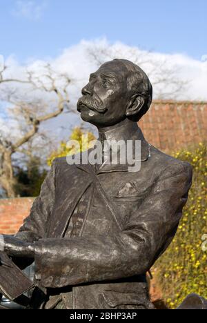 Statue von Sir Edward Elgar von Jemma Pearson, Cathedral Green, Hereford Cathedral, Herefordshire. Stockfoto