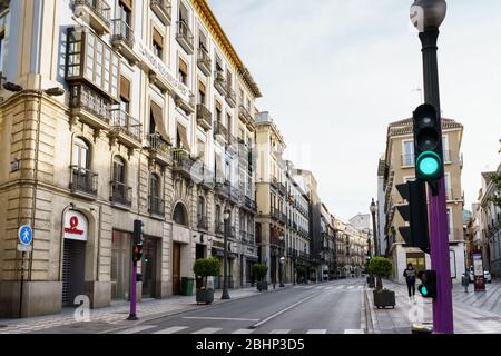GRANADA, SPANIEN, 23. APRIL 2020 Blick auf die Straße Reyes Catolicos, die leer von Menschen ist Stockfoto