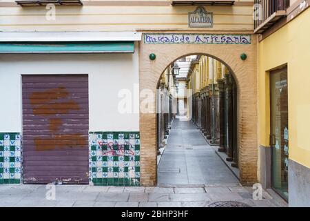 GRANADA, SPANIEN, 23. APRIL 2020 Blick auf die menschenleere Alcaiceria-Straße Stockfoto