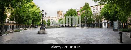 GRANADA, SPANIEN, 23. APRIL 2020 Panoramablick auf den Platz Bibarrambla, der von Menschen leer ist Stockfoto